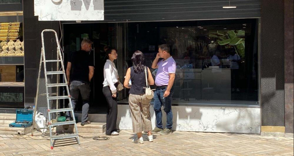 Milyonluk vurgun ilçeyi ayağa kaldırdı! Kuyumcuyu boşaltıp sırra kadem bastı - 1. Resim