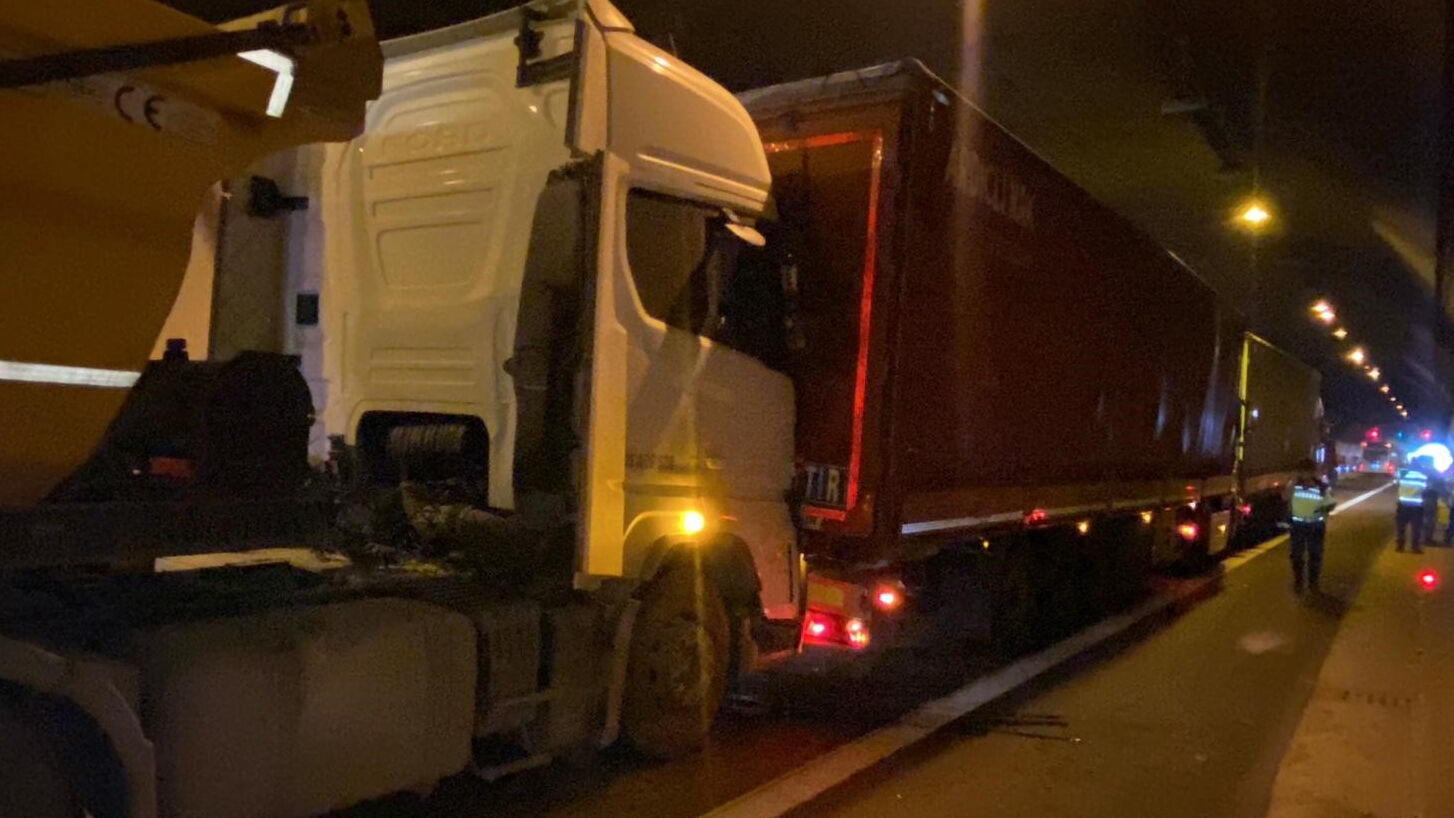 TEM'de 3 tır, 1 hafriyat kamyonu birbirine girdi! Yaralılar var, İstanbul yönü trafik tek şeride düştü TEM'de 3 tır, 1 hafriyat kamyonu birbirine girdi! Yaralılar var, İstanbul yönü trafik tek şeride düştü - 1. Resim