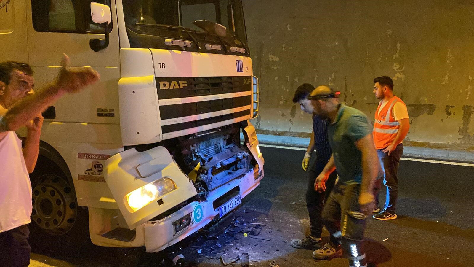 TEM'de 3 tır, 1 hafriyat kamyonu birbirine girdi! Yaralılar var, İstanbul yönü trafik tek şeride düştü TEM'de 3 tır, 1 hafriyat kamyonu birbirine girdi! Yaralılar var, İstanbul yönü trafik tek şeride düştü - 2. Resim