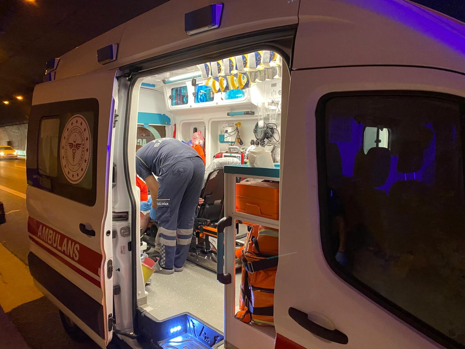 TEM'de 3 tır, 1 hafriyat kamyonu birbirine girdi! Yaralılar var, İstanbul yönü trafik tek şeride düştü TEM'de 3 tır, 1 hafriyat kamyonu birbirine girdi! Yaralılar var, İstanbul yönü trafik tek şeride düştü - 3. Resim