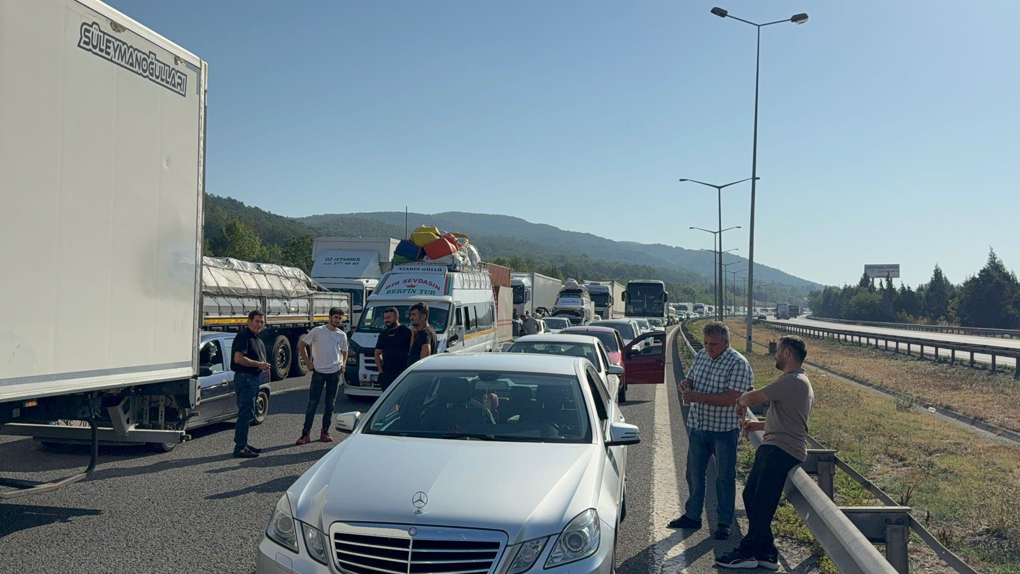 Tır bariyer girdi, Anadolu Otoyolu savaş alanına döndü - 2. Resim