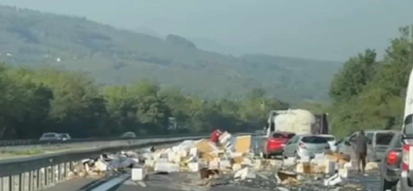 Tır bariyer girdi, Anadolu Otoyolu savaş alanına döndü - 1. Resim