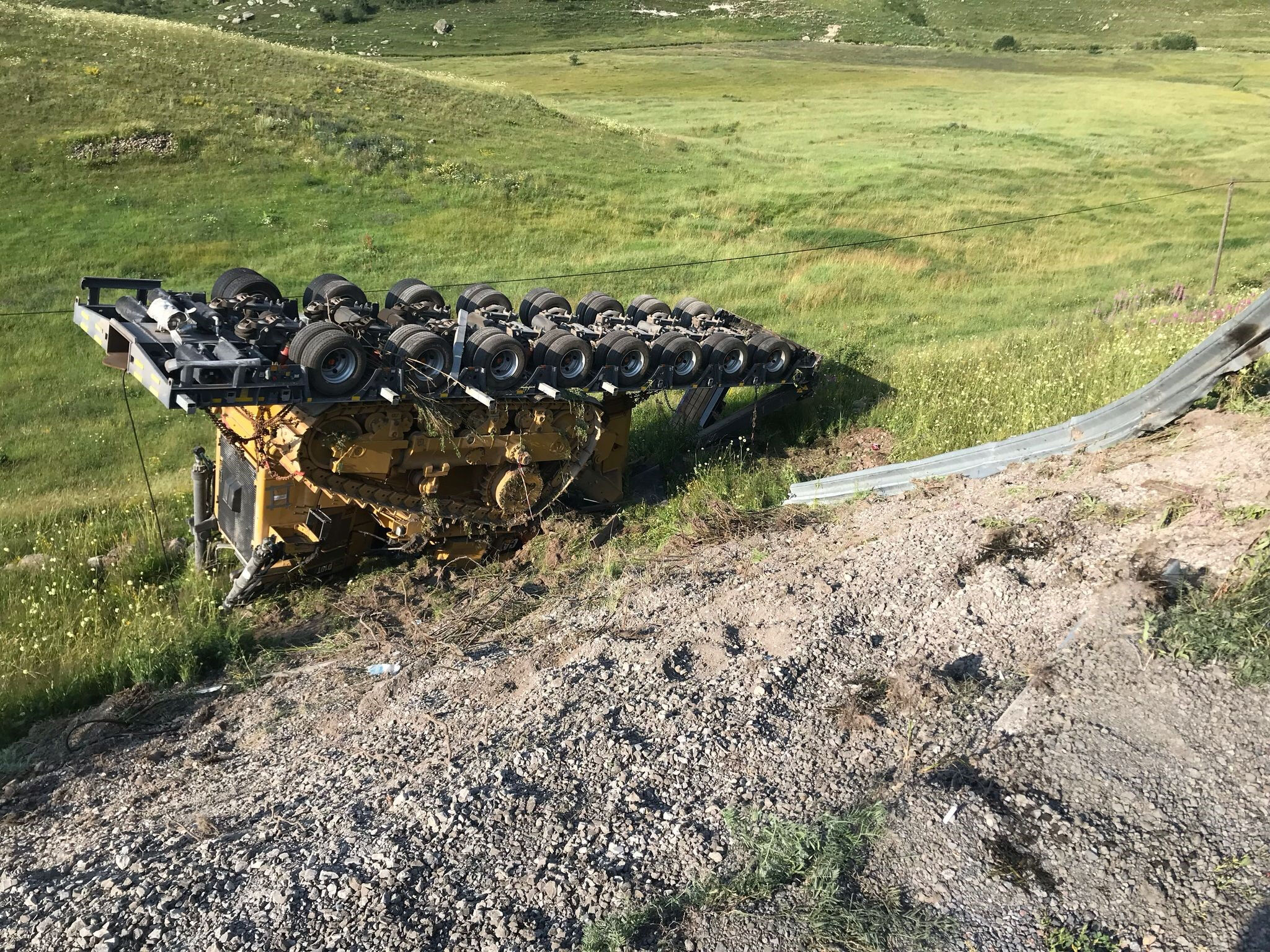 Tırdan ayrılan dozer yüklü dorse dereye uçtu - 1. Resim