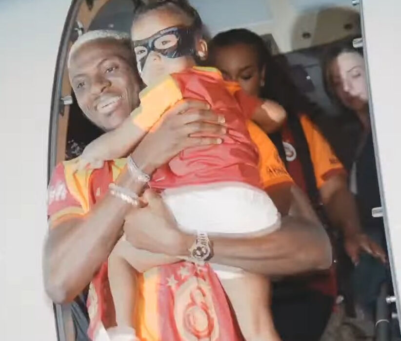 Victor Osimhen İstanbul'da! Galatasaraylıların beklediği uçak Atatürk Havalimanı'na indi - 2. Resim