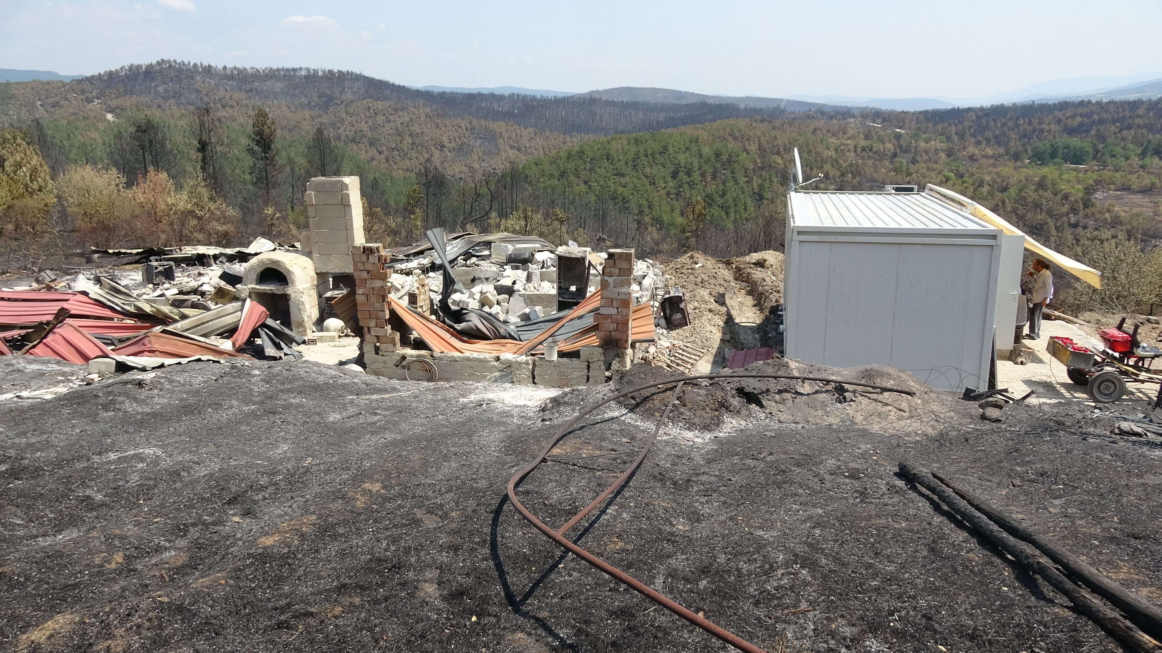 7 gün süren yangında haritadan silindi! Onlarca evden geriye sadece külleri kaldı 7 gün süren yangında haritadan silindi! Onlarca evden geriye sadece külleri kaldı - 1. Resim