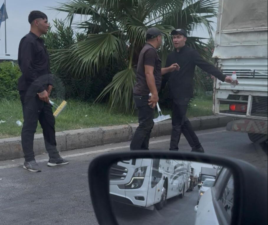 Adana'da trafikte zorla cam silen şahıslar, sürücülerin kabusu haline geldi! Adana'da trafikte zorla cam silen şahıslar, sürücülerin kabusu haline geldi! - 4. Resim