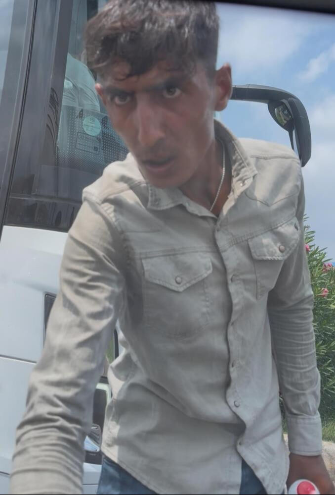 Adana'da trafikte zorla cam silen şahıslar, sürücülerin kabusu haline geldi! Adana'da trafikte zorla cam silen şahıslar, sürücülerin kabusu haline geldi! - 2. Resim