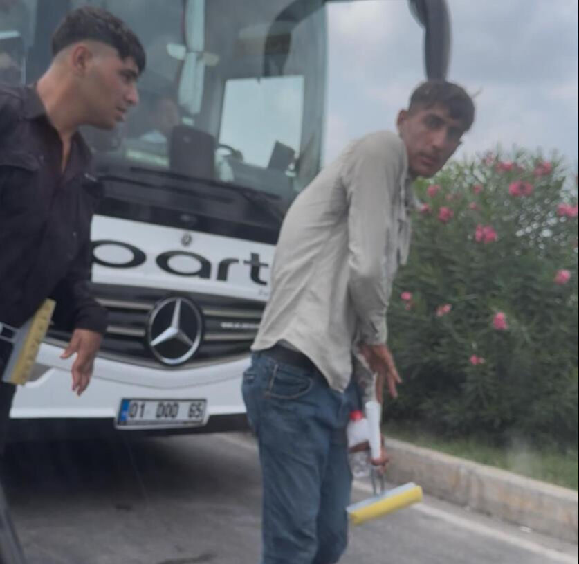 Adana'da trafikte zorla cam silen şahıslar, sürücülerin kabusu haline geldi! Adana'da trafikte zorla cam silen şahıslar, sürücülerin kabusu haline geldi! - 3. Resim