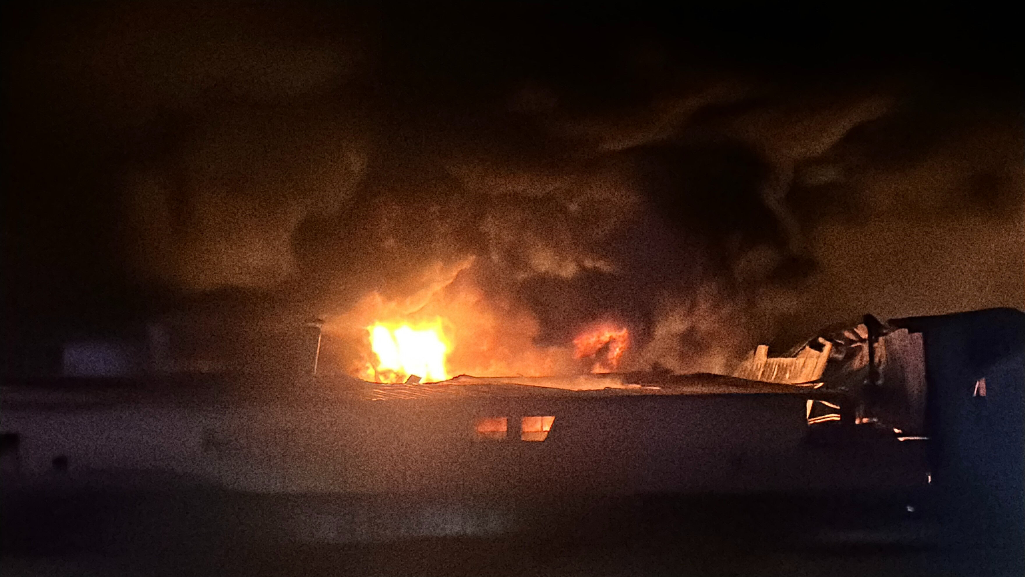 Arnavutköy'de fabrika yangını! İtfaiye ekipleri bölgede - 1. Resim