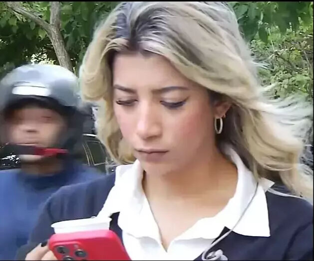 Canlı yayına hazırlanan muhabire kapkaç şoku! Korku dolu anlar kamerada - 1. Resim