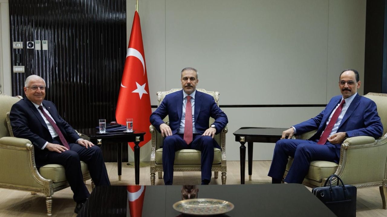 Dışişleri'nde üst düzey zirve! Bakan Fidan, Güler ve Kalın bir araya geldi Dışişleri'nde üst düzey zirve! Bakan Fidan, Güler ve Kalın bir araya geldi