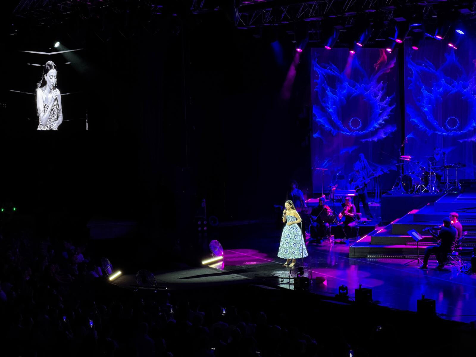 Durgun hali göze çarpmıştı! Melike Şahin üzen haberi sahnede duyurdu - 2. Resim