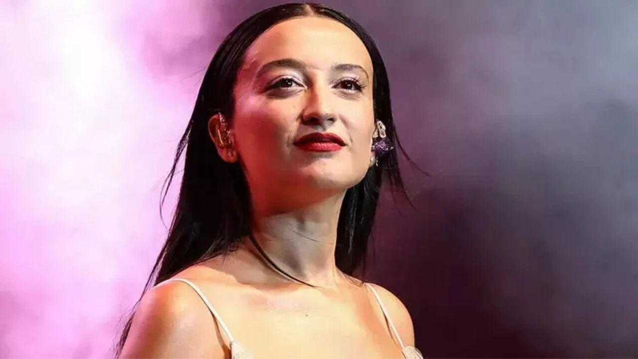 Durgun hali göze çarpmıştı! Melike Şahin üzen haberi sahnede duyurdu - 1. Resim