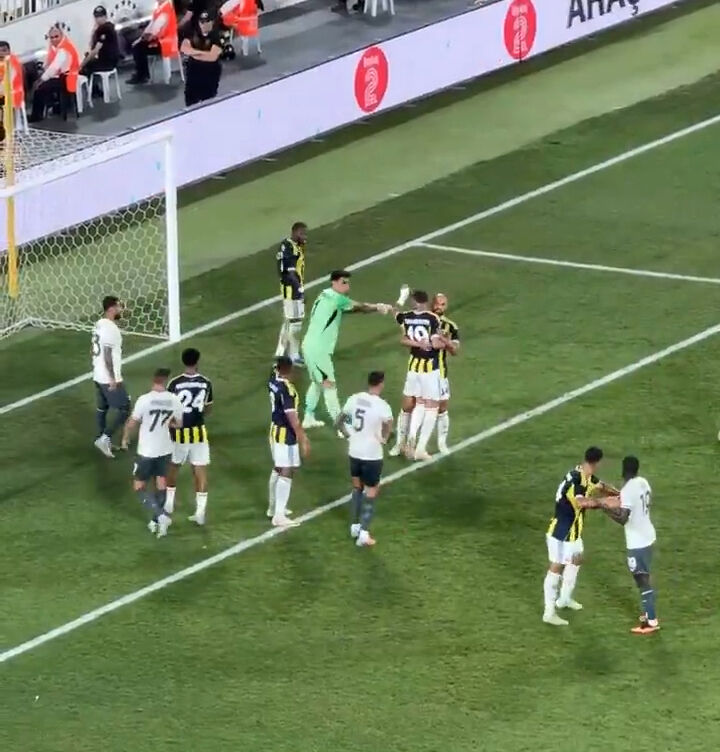 Fenerbahçe-Lazio maçında olay görüntü! Çılgına döndü, takım arkadaşları zor tuttu Fenerbahçe-Lazio maçında olay görüntü! Çılgına döndü, takım arkadaşları zor tuttu - 2. Resim