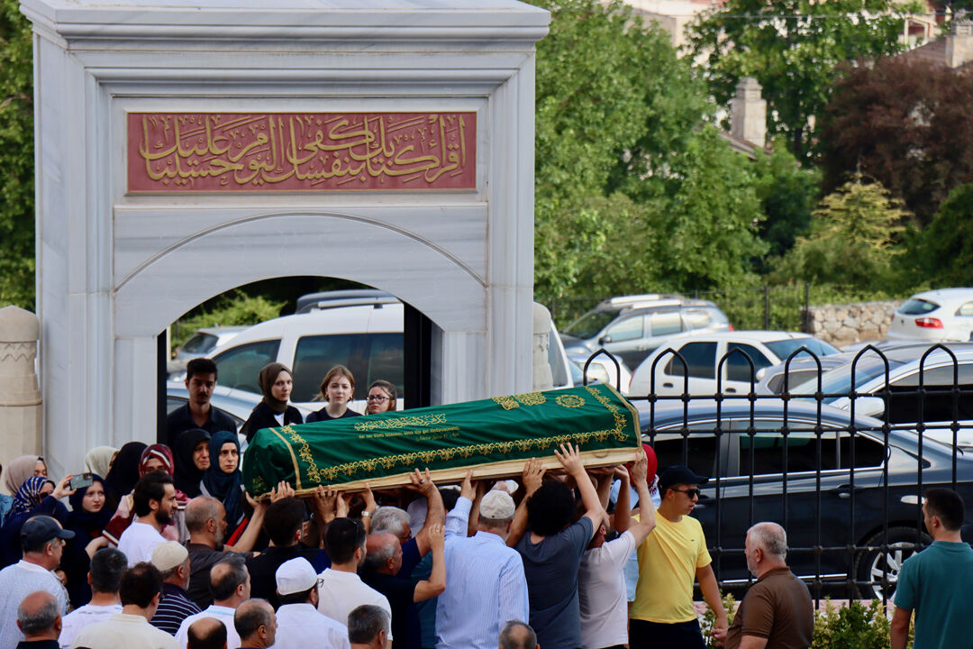İmam Salih Koç'un en acı görevi... Hafız oğlunun ölüm nedeni belli oldu, cenazede kahreden anlar İmam Salih Koç'un en acı görevi... Hafız oğlunun ölüm nedeni belli oldu, cenazede kahreden anlar - 1. Resim