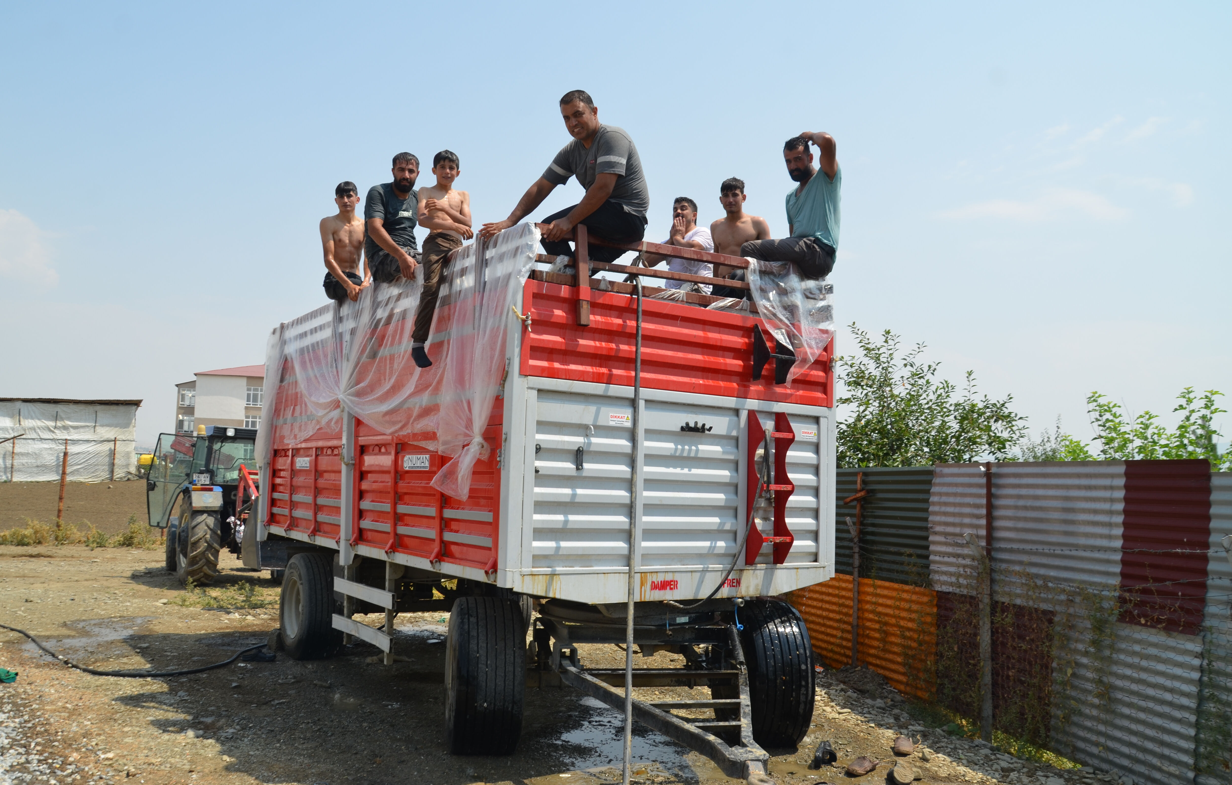 Kavurucu sıcaktan bunaldılar, traktörü 5 yıldızlı otel havuzuna çevirdiler! Kavurucu sıcaktan bunaldılar, traktörü 5 yıldızlı otel havuzuna çevirdiler! - 1. Resim
