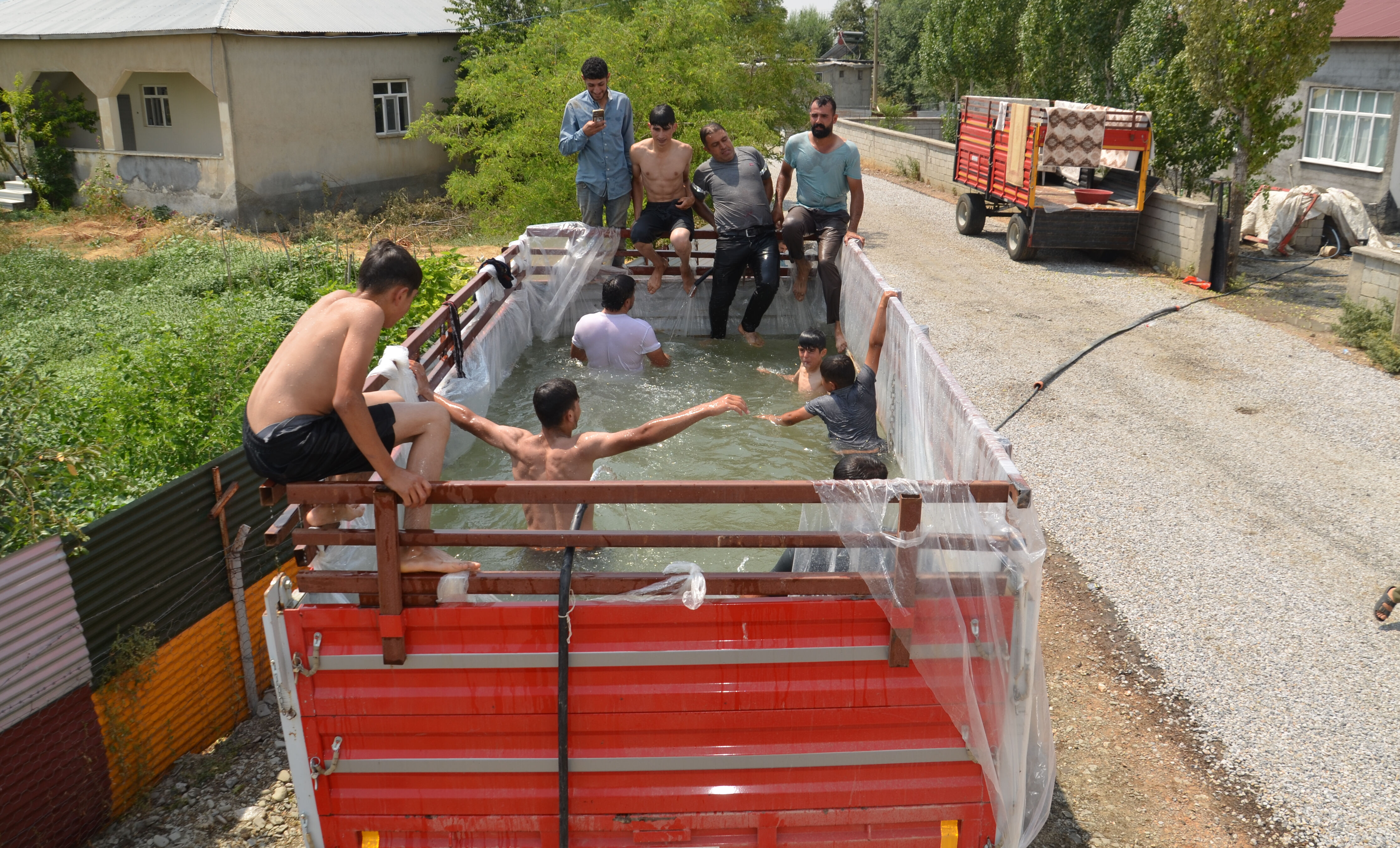 Kavurucu sıcaktan bunaldılar, traktörü 5 yıldızlı otel havuzuna çevirdiler! Kavurucu sıcaktan bunaldılar, traktörü 5 yıldızlı otel havuzuna çevirdiler! - 2. Resim