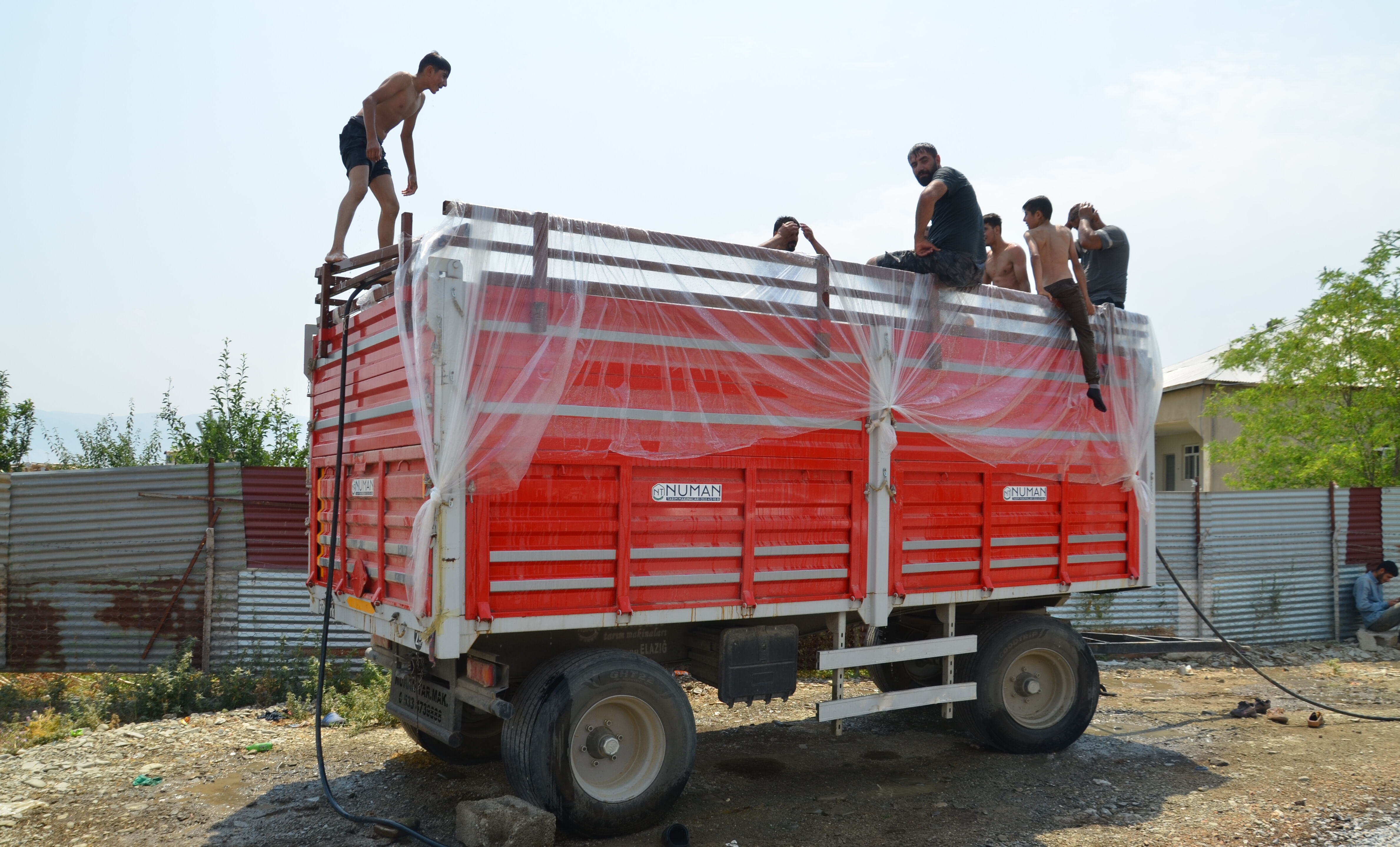 Kavurucu sıcaktan bunaldılar, traktörü 5 yıldızlı otel havuzuna çevirdiler! Kavurucu sıcaktan bunaldılar, traktörü 5 yıldızlı otel havuzuna çevirdiler! - 3. Resim