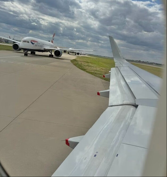 Londra'da saatler süren kaos! Hava sahası kapatıldı, yolcular kabusu yaşadı Londra'da saatler süren kaos! Hava sahası kapatıldı, yolcular kabusu yaşadı - 2. Resim