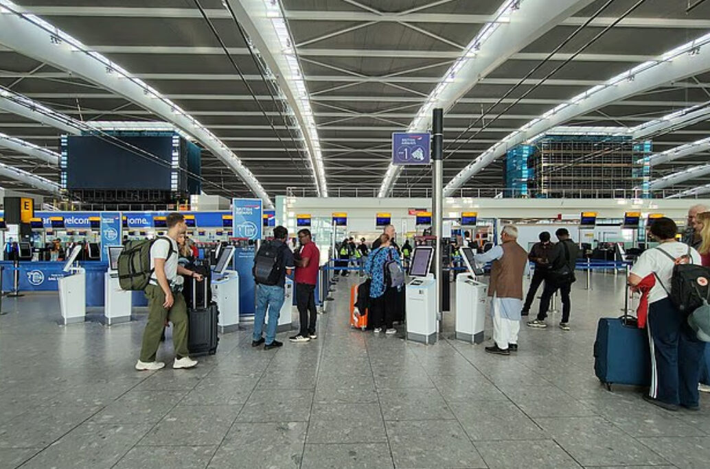 Londra'da saatler süren kaos! Hava sahası kapatıldı, yolcular kabusu yaşadı Londra'da saatler süren kaos! Hava sahası kapatıldı, yolcular kabusu yaşadı - 1. Resim