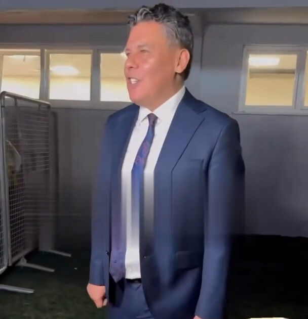 Müge Anlı’nın eşi Şinasi Yüzbaşıoğlu’ndan gülümseten espri! Justin Timberlake konserine damga vurdu Müge Anlı’nın eşi Şinasi Yüzbaşıoğlu’ndan gülümseten espri! Justin Timberlake konserine damga vurdu - 1. Resim