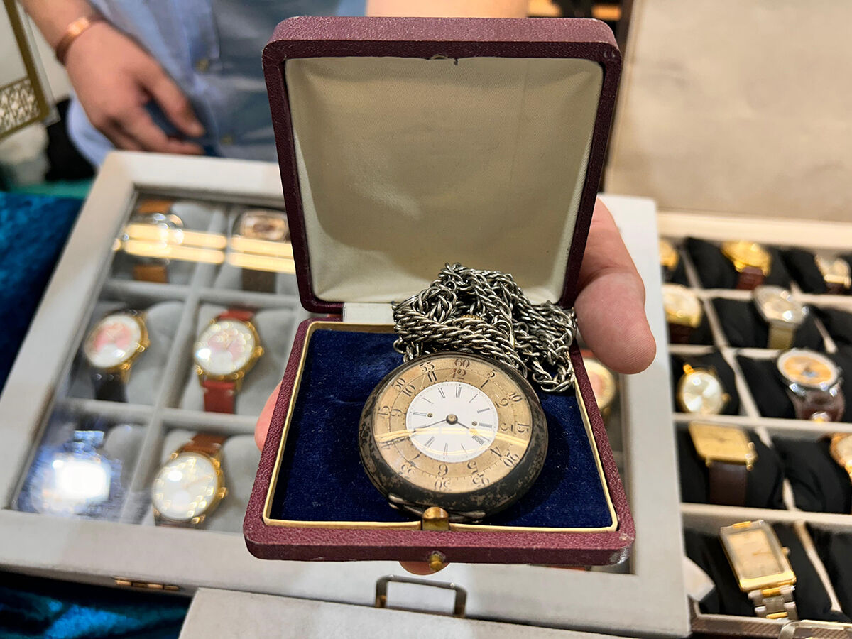 Namaz vakitlerine özel yaptırdı! Sultan Abdülhamid'in saati satışa çıkarıldı Namaz vakitlerini buradan takip ediyordu! Sultan Abdülhamid'in saati satışa çıkarıldı - 1. Resim