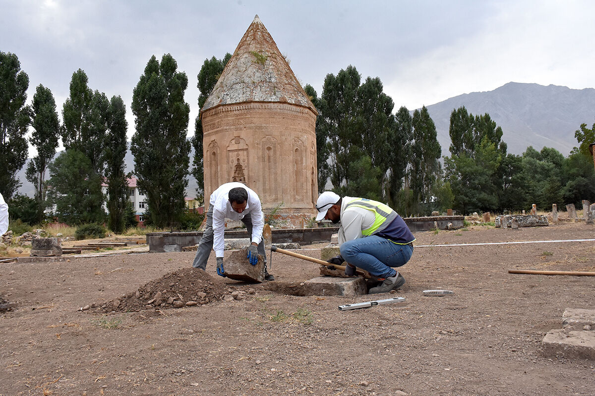 Selçuklu tarihi burada aydınlanıyor! Van'daki 6 mezar 750 yıl sonra gün yüzüne çıkarıldı - 1. Resim