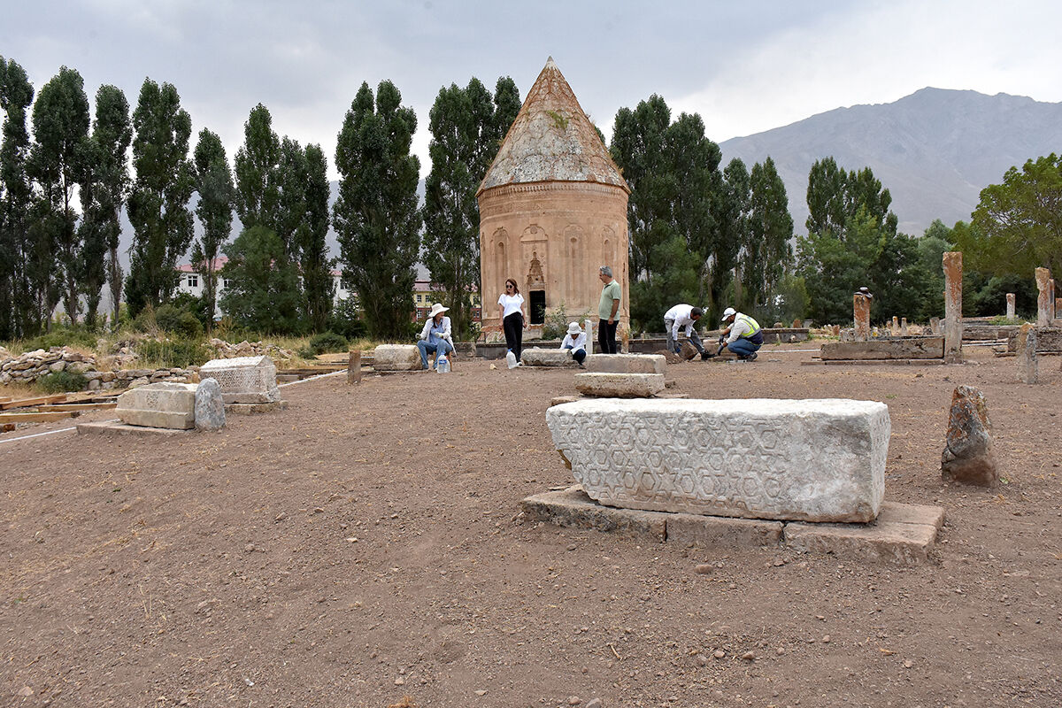 Selçuklu tarihi burada aydınlanıyor! Van'daki 6 mezar 750 yıl sonra gün yüzüne çıkarıldı - 3. Resim