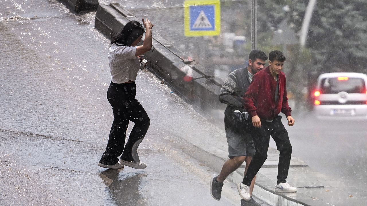 'Serinleten' haber geldi! 3 günlük sağanak alarmı: İşte bölge bölge hava durumu 'Serinleten' haber geldi! 3 günlük sağanak alarmı: İşte bölge bölge hava durumu