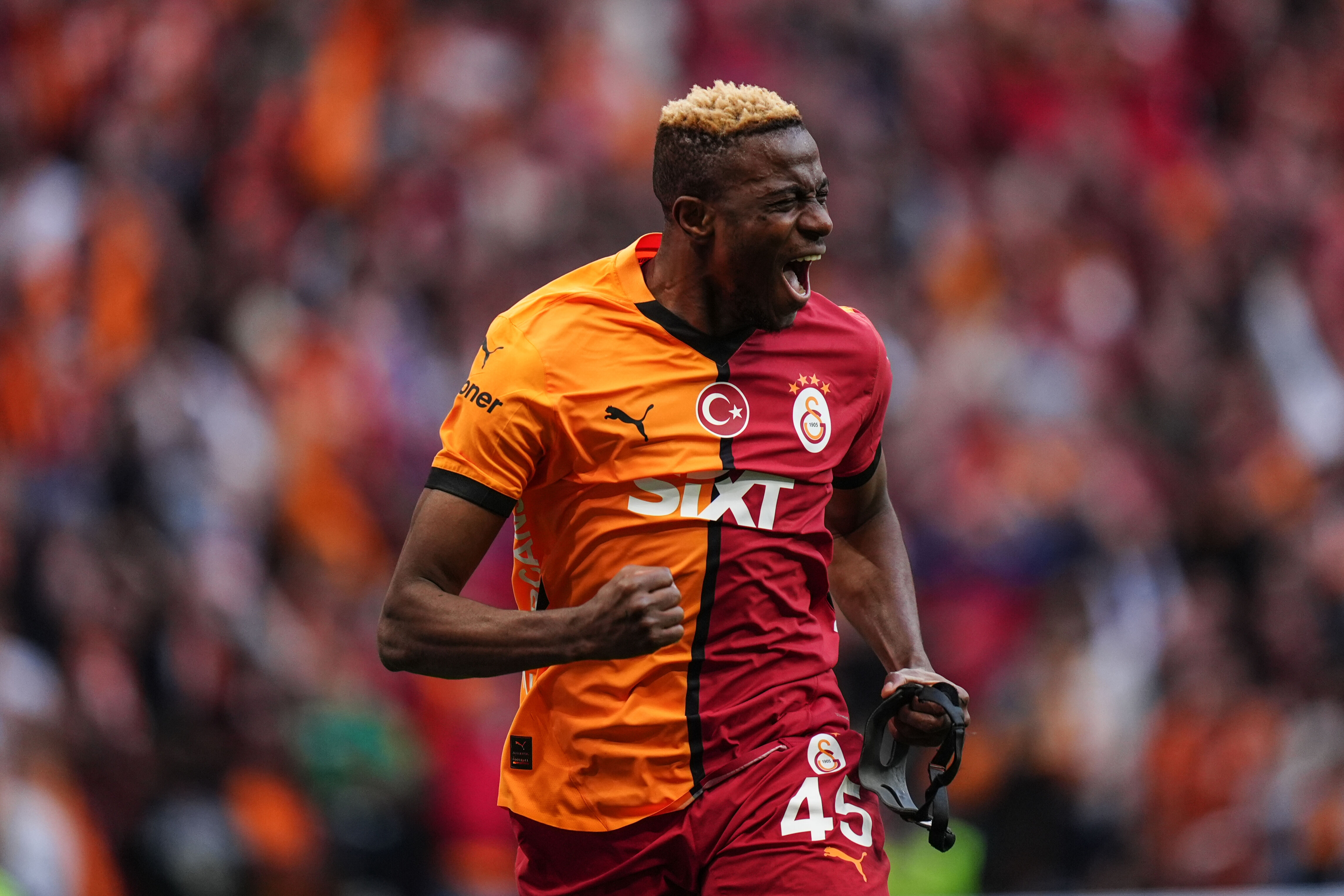 Ve Victor Osimhen Galatasaray'da! Nijeryalı yıldız imzaya geldi... Sevgililer buluştu - 1. Resim