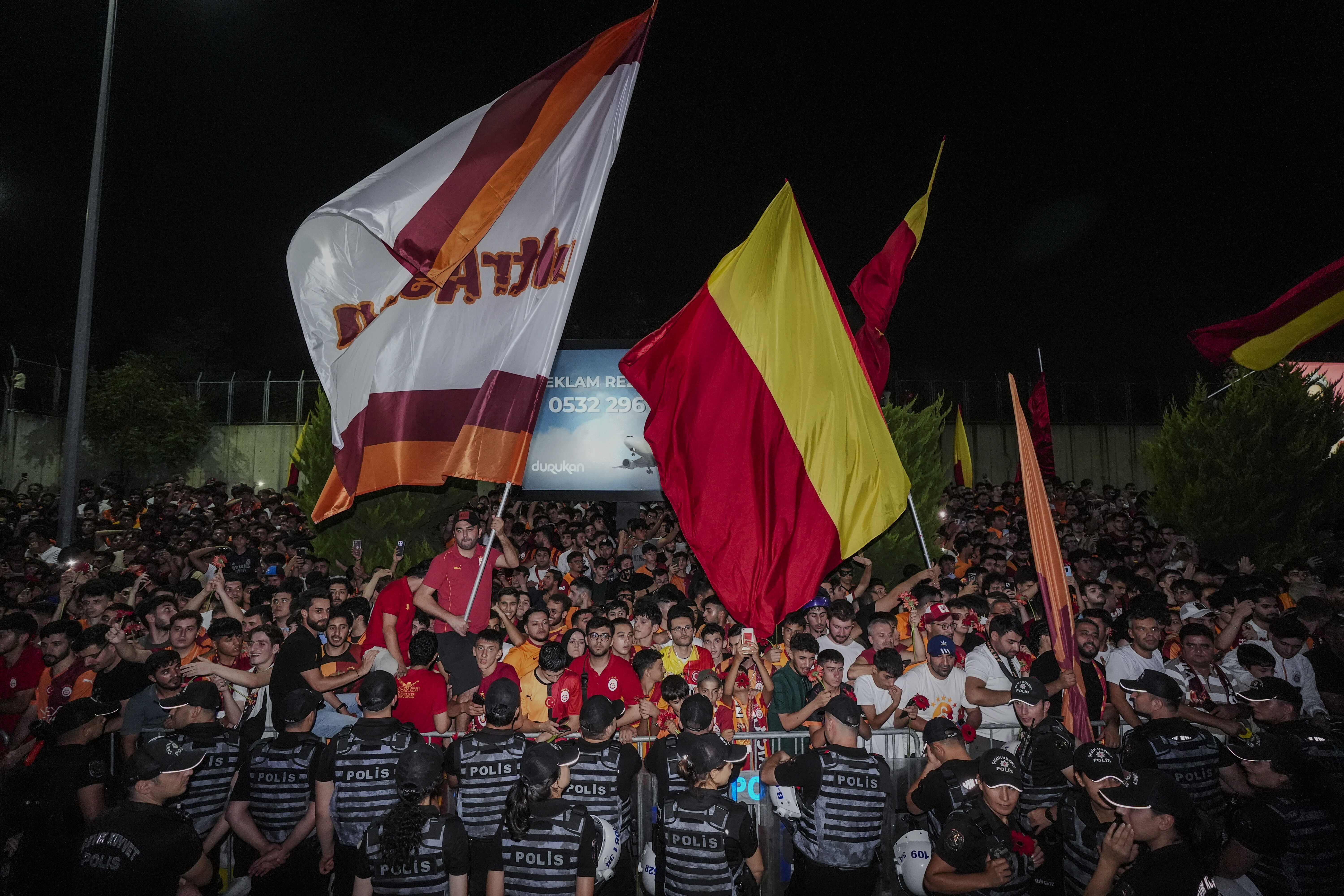 Victor Osimhen İstanbul'da! Galatasaraylıların beklediği uçak Atatürk Havalimanı'na indi - 4. Resim