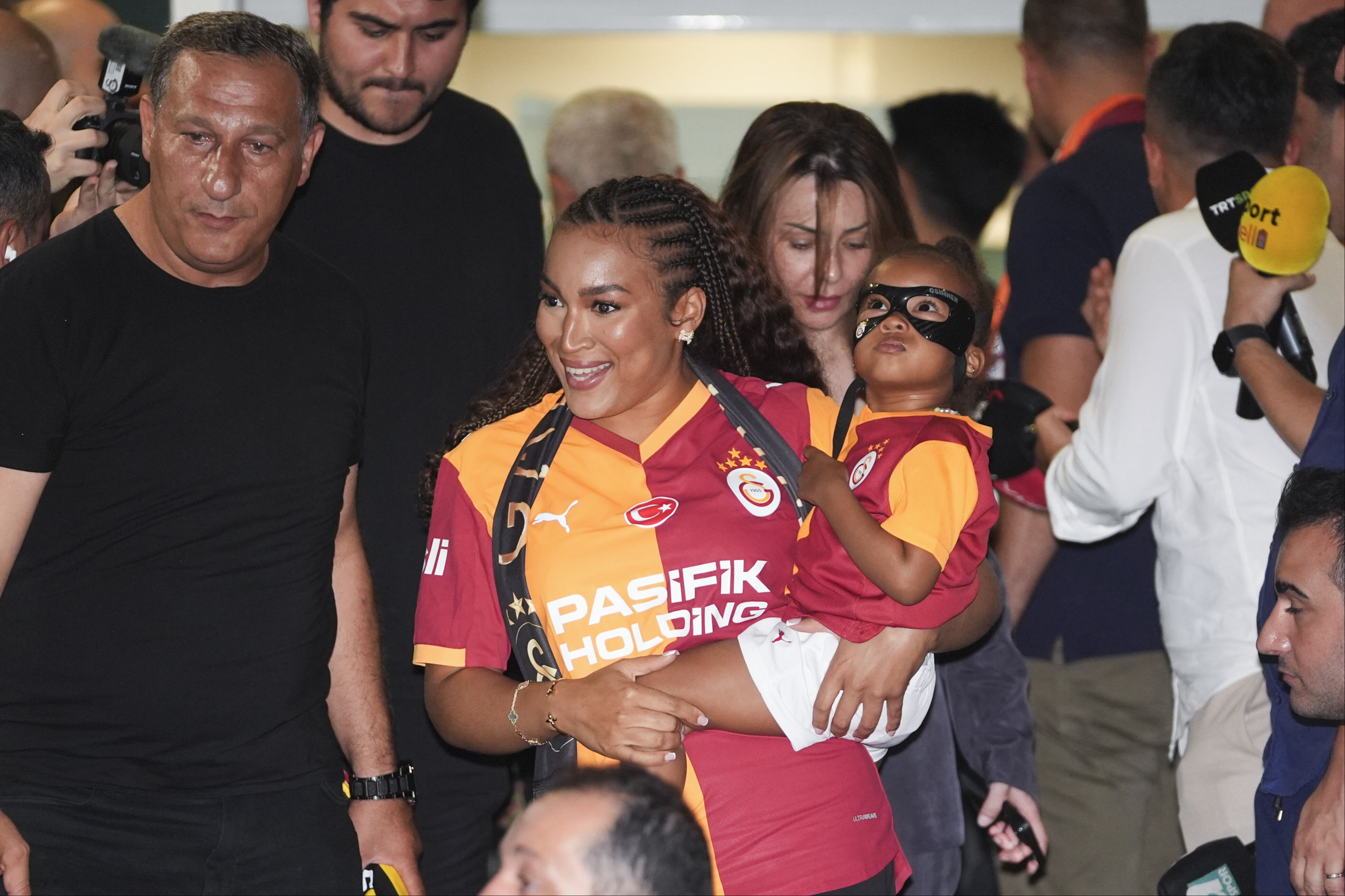 Victor Osimhen İstanbul'da! Galatasaraylıların beklediği uçak Atatürk Havalimanı'na indi - 2. Resim