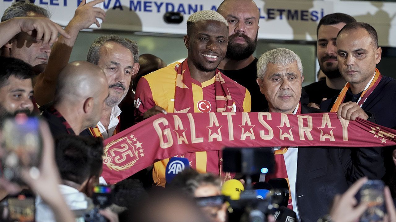 Victor Osimhen İstanbul&#039;da! Galatasaraylıların beklediği uçak Atatürk Havalimanı&#039;na indi