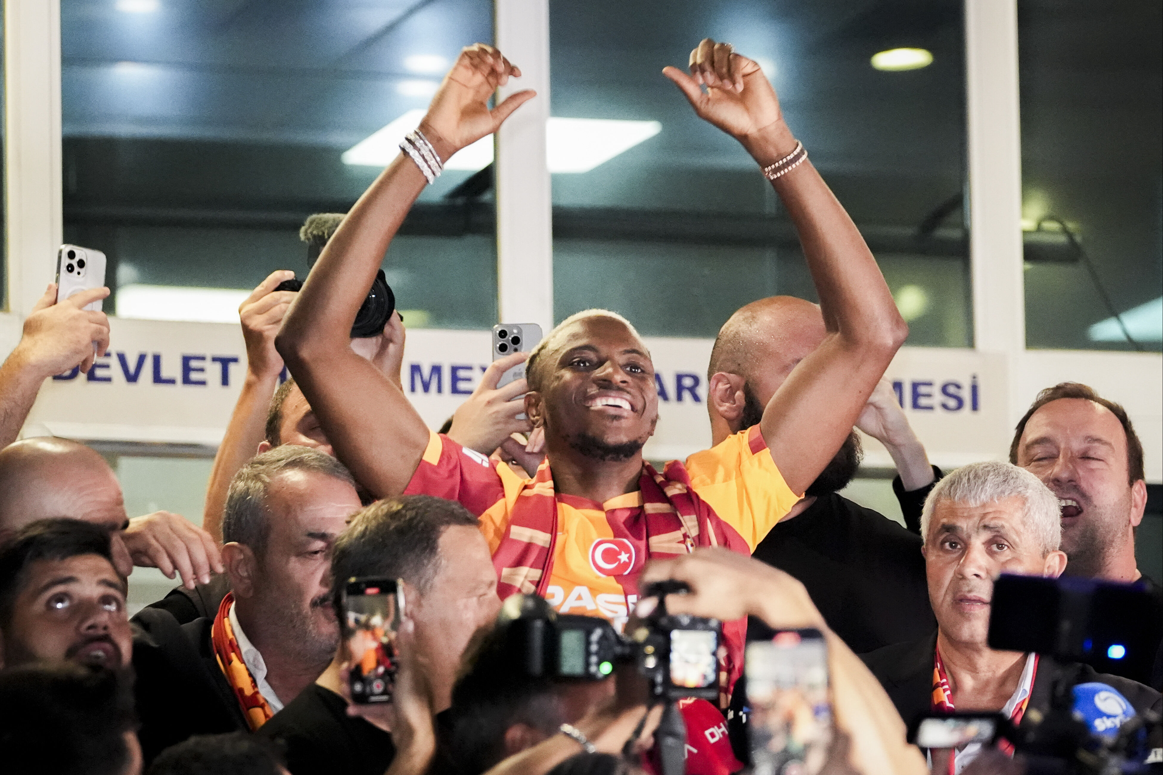 Victor Osimhen İstanbul'da! Galatasaraylıların beklediği uçak Atatürk Havalimanı'na indi - 1. Resim