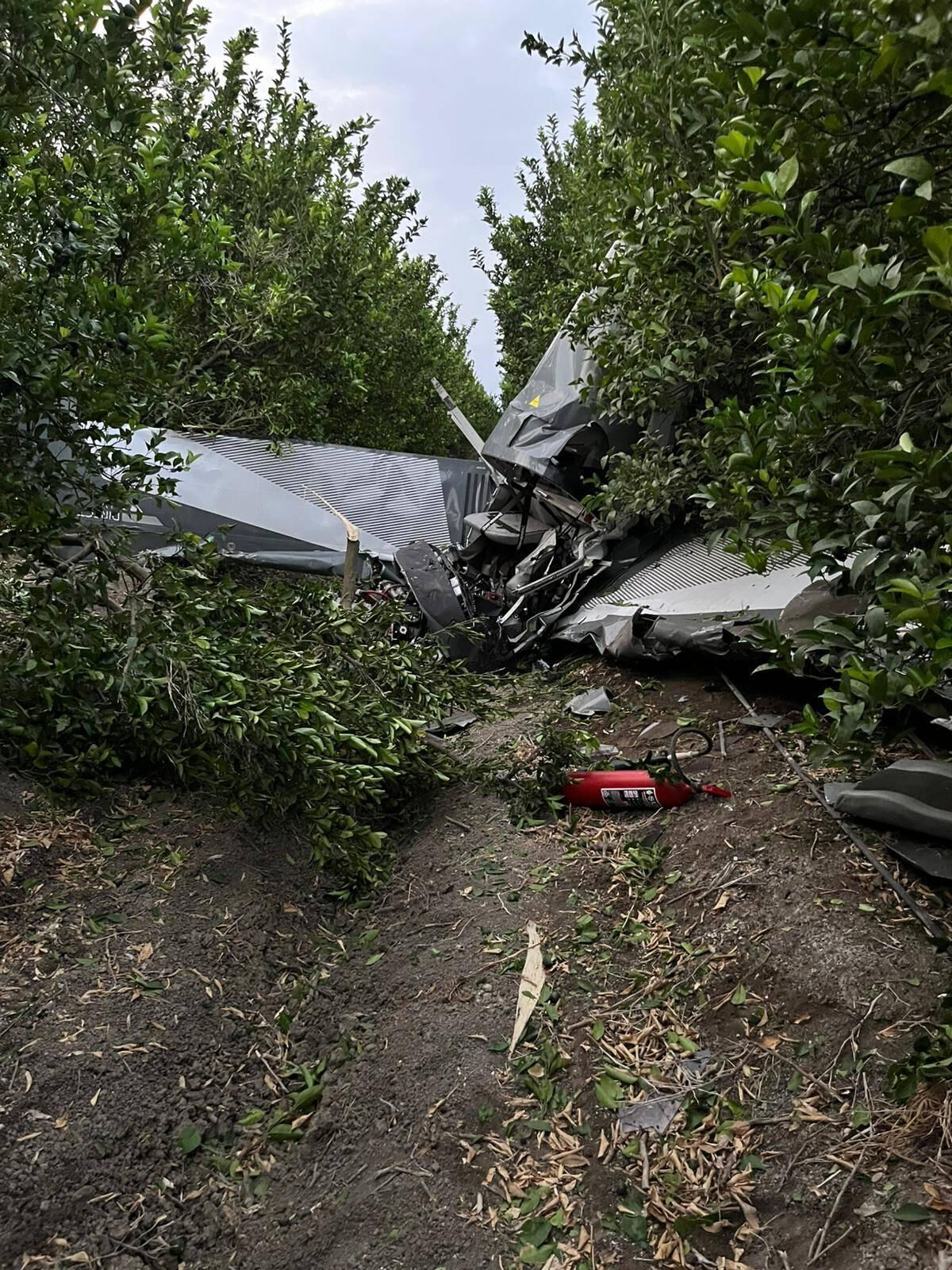 Adana'da eğitim uçağı düştü! 2 yaralı Adana'da eğitim uçağı düştü! 2 yaralı - 1. Resim