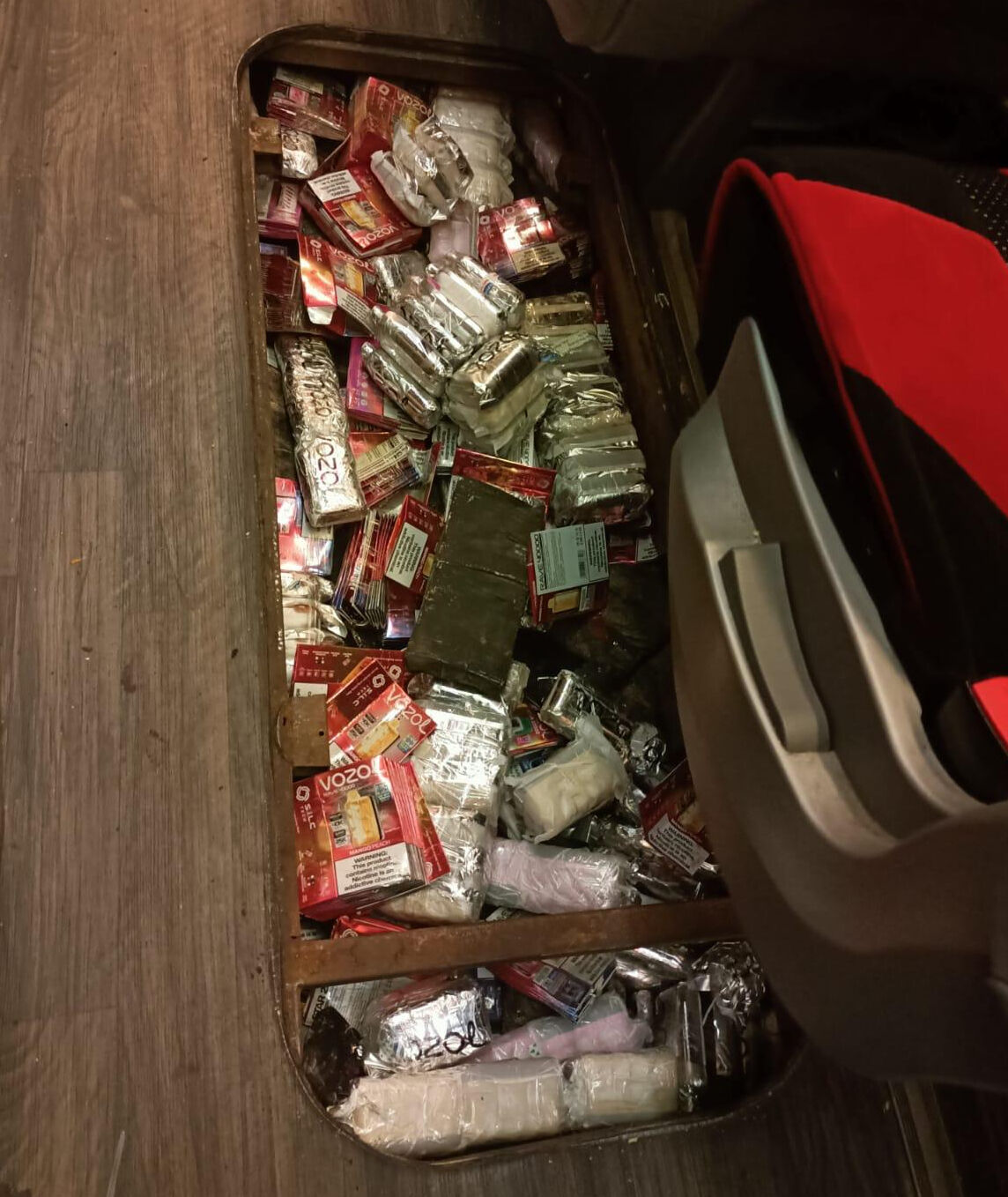 Adana'da otobüsteki gizli bölmede çok sayıda elektronik sigara bulundu - 1. Resim