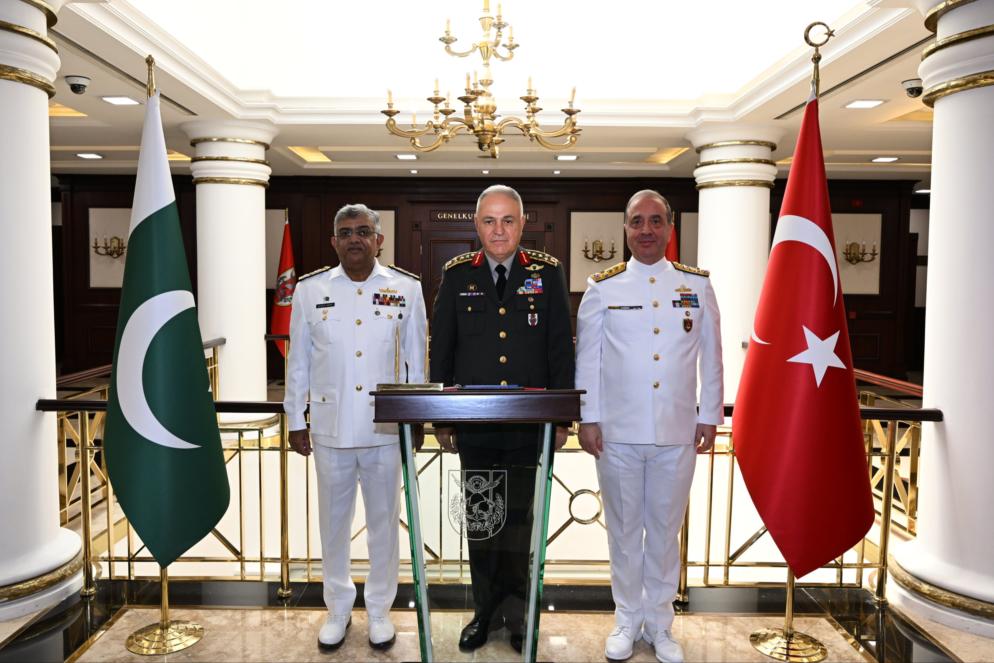 Ankara'da savunma zirvesi! Bakan Güler ve Pakistan Deniz Kuvvetleri Komutanı Ashraf bir araya geldi Ankara'da savunma zirvesi! Bakan Güler ve Pakistan Deniz Kuvvetleri Komutanı Ashraf bir araya geldi - 1. Resim