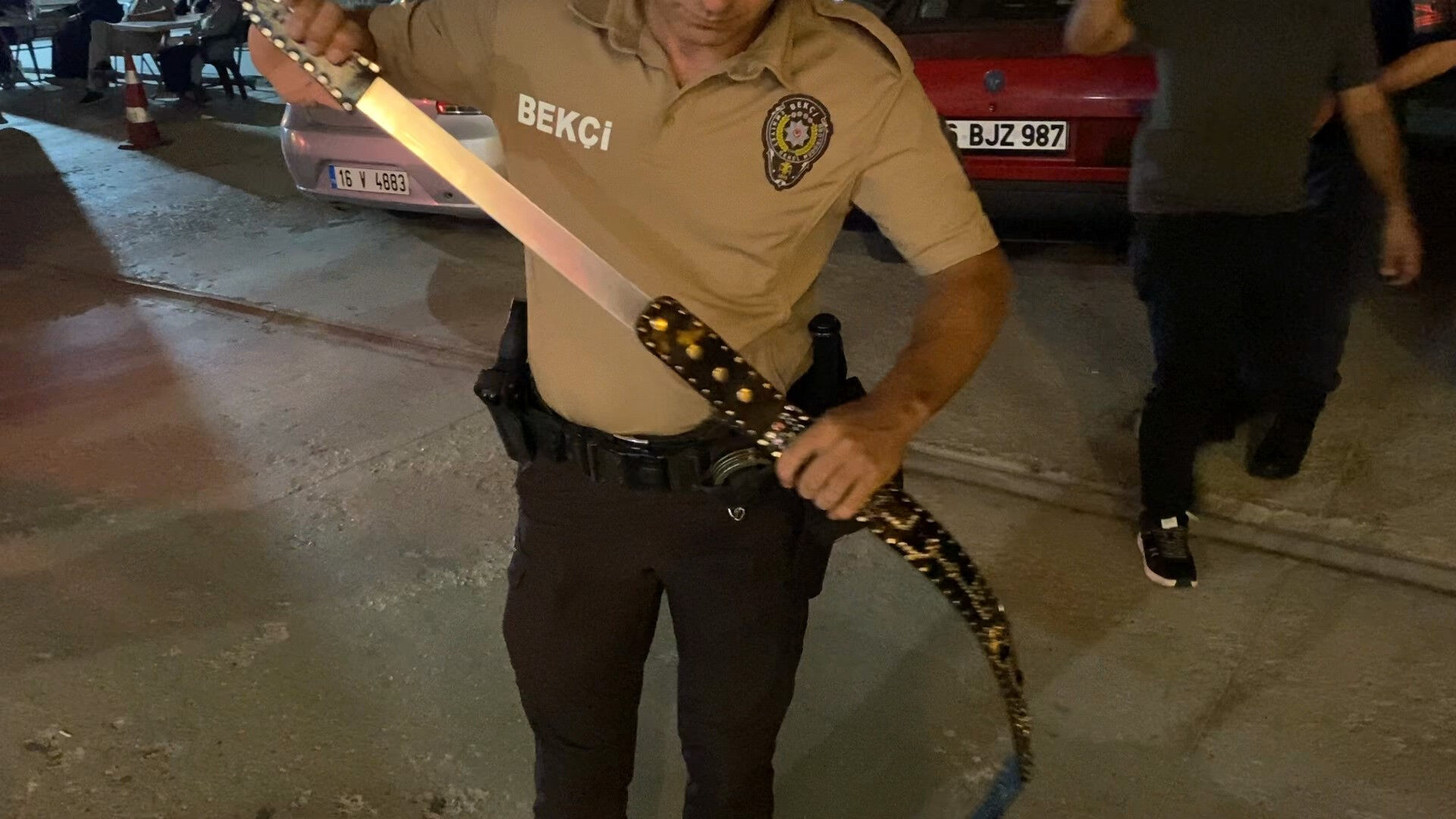 Bekçileri şoke eden olay! Kemer görünümlü kılıftan döner bıçağı çıktı - 1. Resim