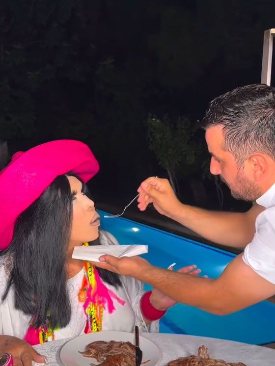 Bülent Ersoy’a özel hizmet! Havuz kenarında döner tezgahı kurdular, elleriyle yedirdiler Bülent Ersoy’a özel hizmet! Havuz kenarında döner tezgahı kurdular, elleriyle yedirdiler - 3. Resim