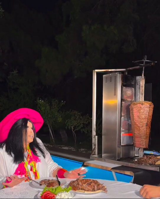 Bülent Ersoy’a özel hizmet! Havuz kenarında döner tezgahı kurdular, elleriyle yedirdiler Bülent Ersoy’a özel hizmet! Havuz kenarında döner tezgahı kurdular, elleriyle yedirdiler - 2. Resim