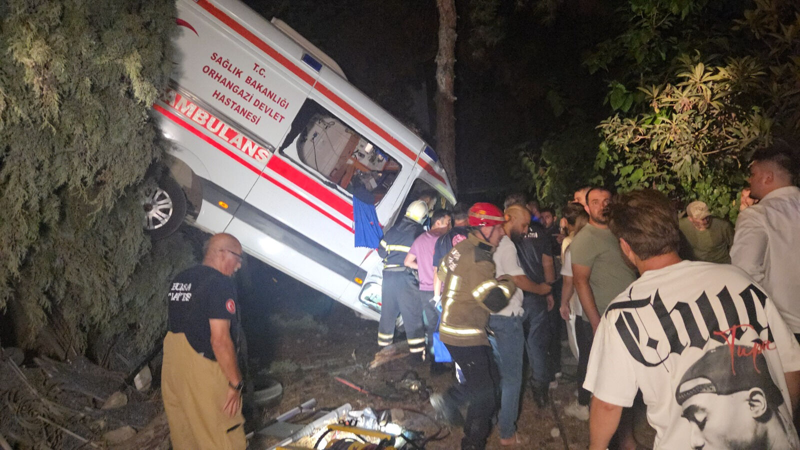 Bursa'da hasta taşıyan ambulans kaza yaptı! Yaralılar var Bursa'da hasta taşıyan ambulans kaza yaptı! Yaralılar var - 2. Resim