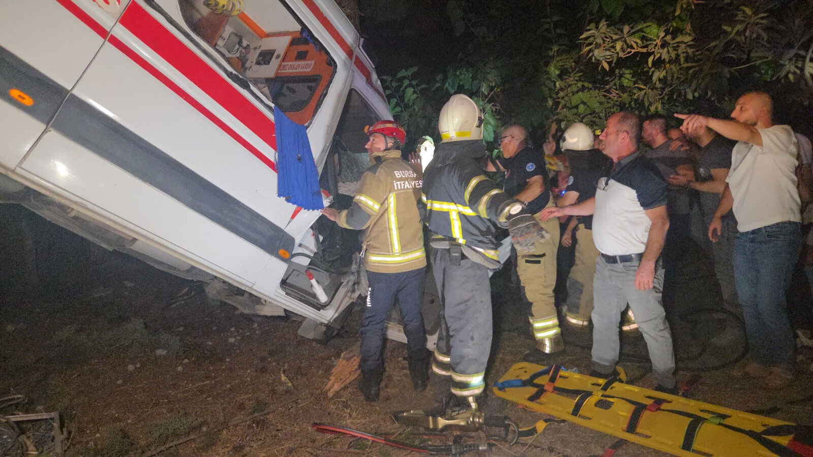 Bursa'da hasta taşıyan ambulans kaza yaptı! Yaralılar var Bursa'da hasta taşıyan ambulans kaza yaptı! Yaralılar var - 1. Resim