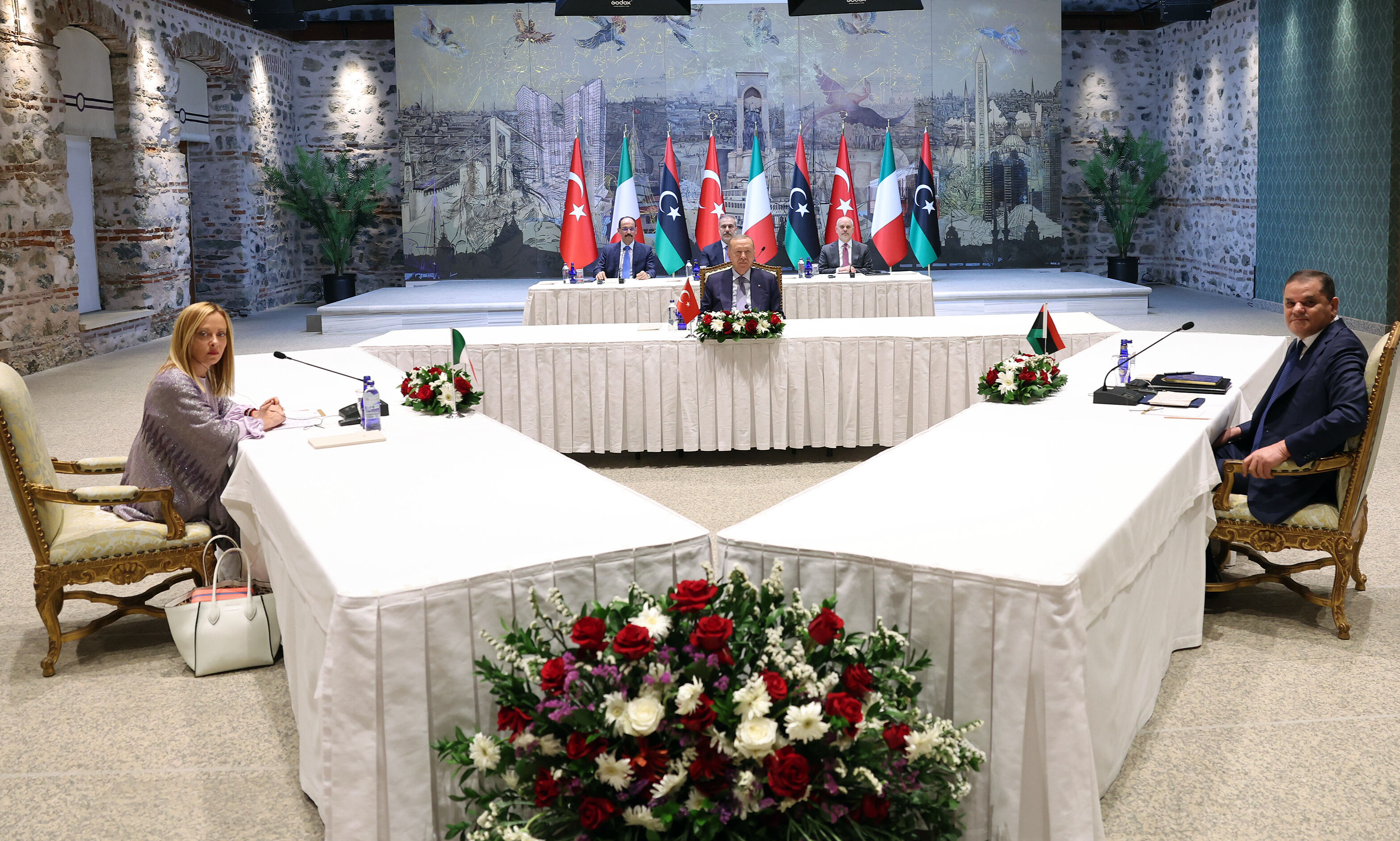 Dolmabahçe'de kritik zirve! Erdoğan, Meloni ve Dibeybe ile görüştü Dolmabahçe'de kritik zirve! Erdoğan, Meloni ve Dibeybe ile görüşüyor - 1. Resim