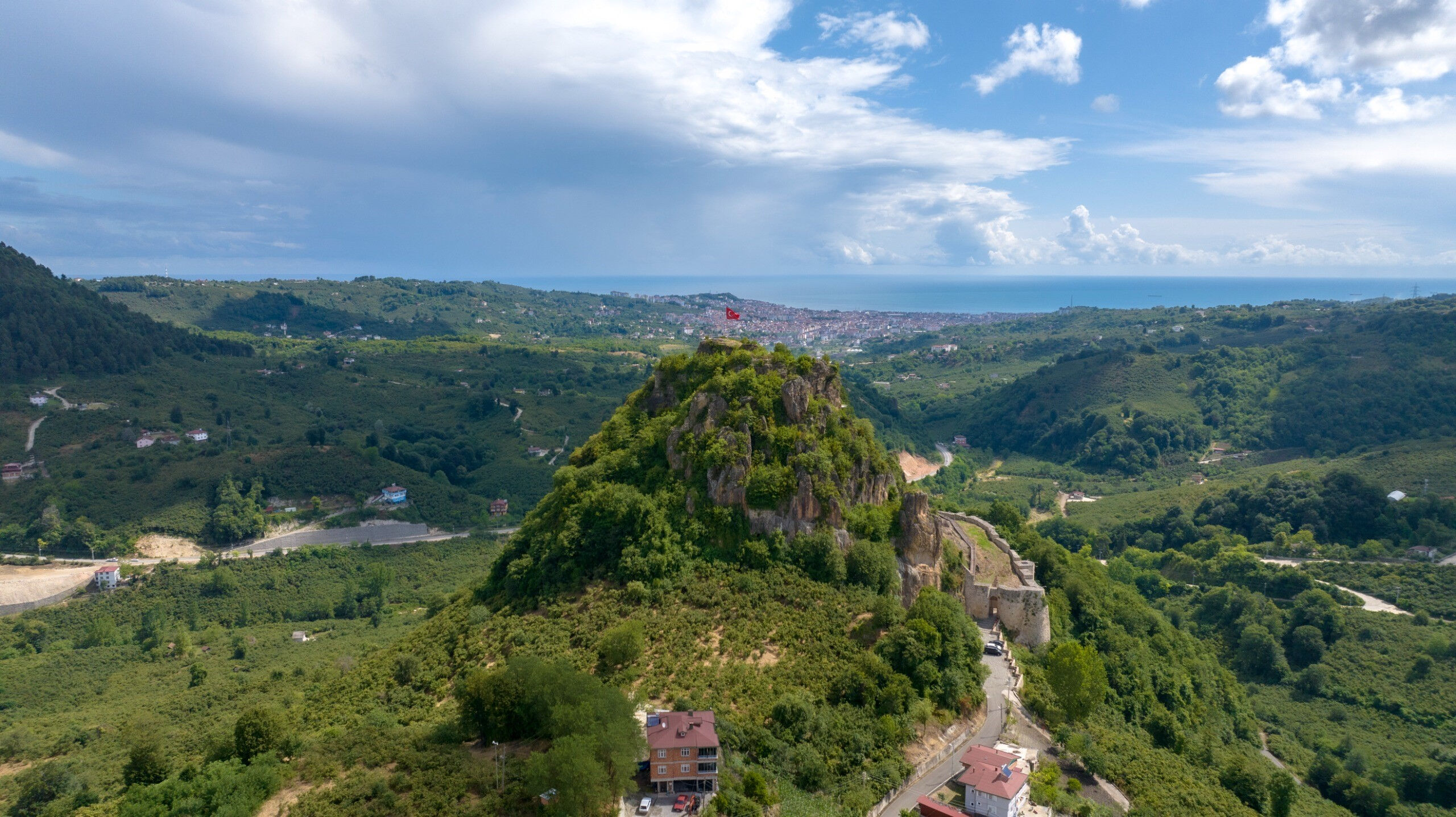 Dünya'da tek... Yurt dışından akın akın görmeye geliyorlar! Raylı kale uğrak yeri haline geldi Dünya'da tek... Yurt dışından akın akın görmeye geliyorlar! Raylı kale uğrak yeri haline geldi - 1. Resim