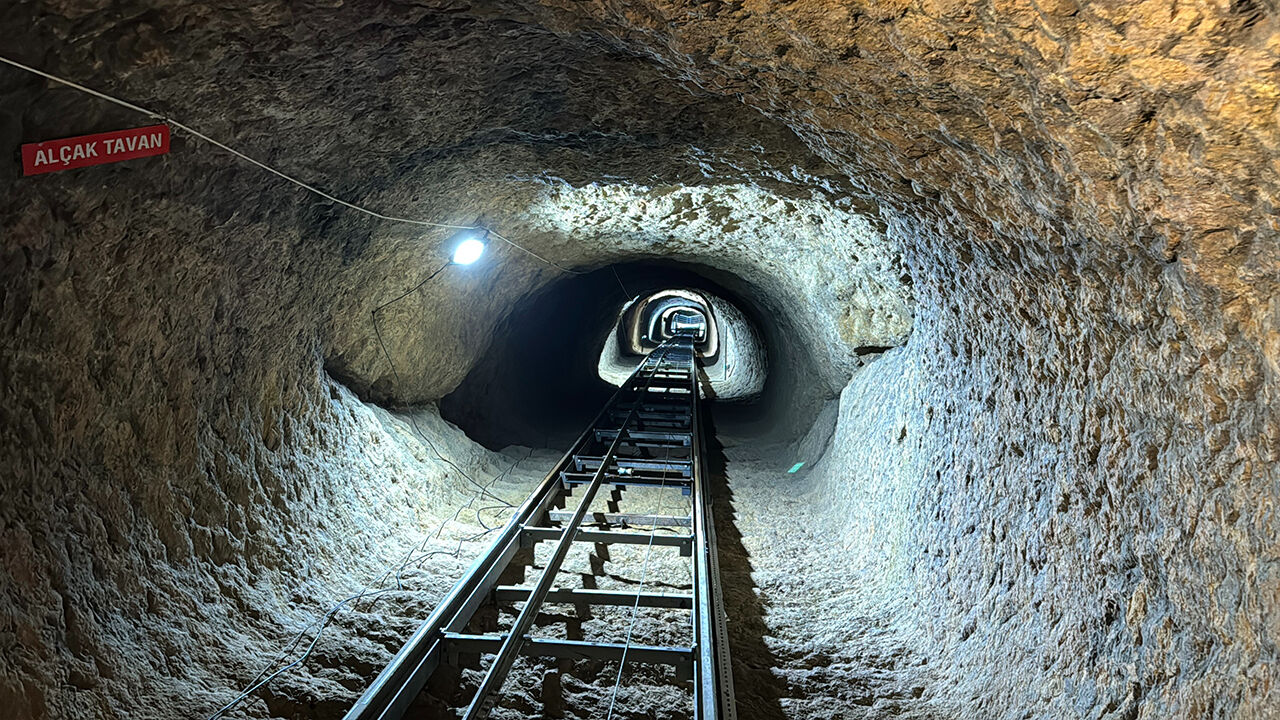 Dünya'da tek... Yurt dışından akın akın görmeye geliyorlar! Raylı kale uğrak yeri haline geldi Dünya'da tek... Yurt dışından akın akın görmeye geliyorlar! Raylı kale uğrak yeri haline geldi - 1. Resim