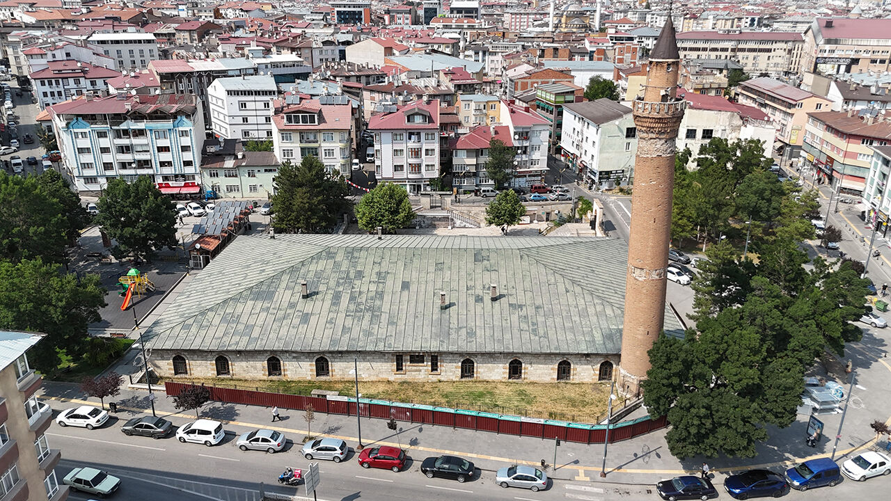 Eğri minareli Ulu Camii artık ibadete kapalı: Uyduyla takip edildi, harekete geçildi Eğri minareli Ulu Camii artık ibadete kapalı... Uyduyla takip edildi, harekete geçildi - 5. Resim
