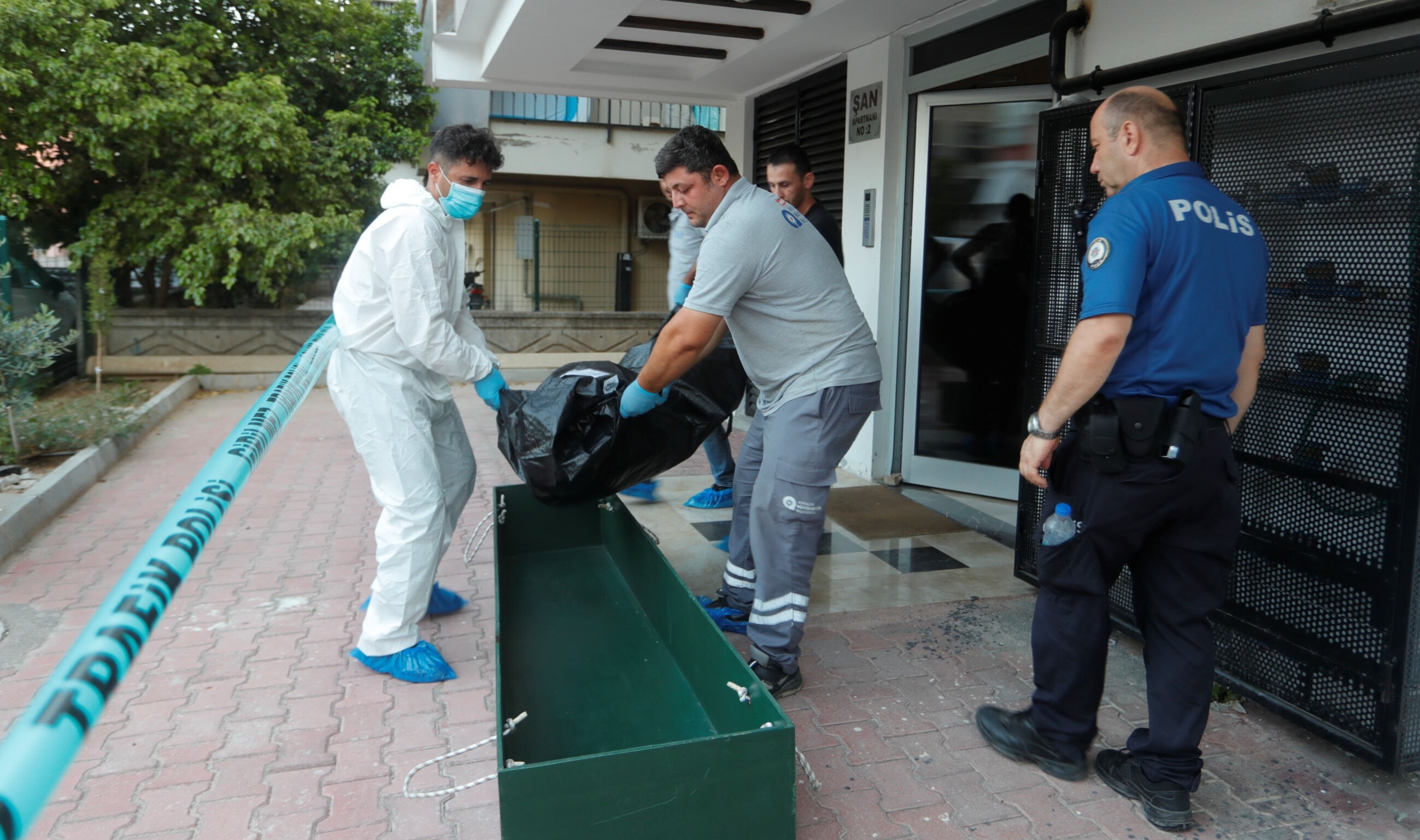 Evinin banyosunda boğazı kesilmiş halde bulundu! En yakınındaki gözaltında Evinin banyosunda boğazı kesilmiş halde bulundu! En yakınındaki gözaltında - 1. Resim