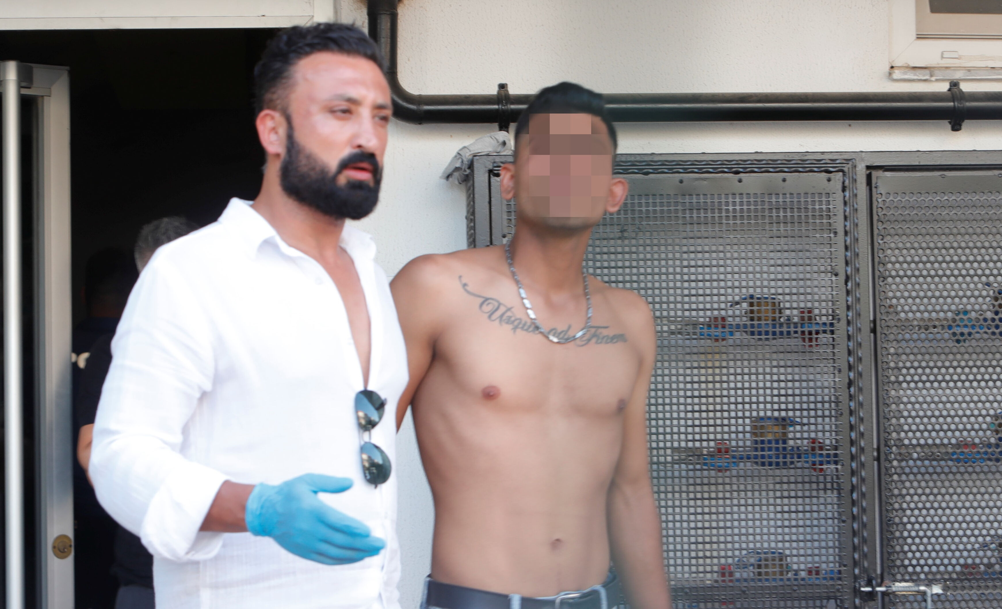 Evinin banyosunda boğazı kesilmiş halde bulundu! En yakınındaki gözaltında Evinin banyosunda boğazı kesilmiş halde bulundu! En yakınındaki gözaltında - 2. Resim