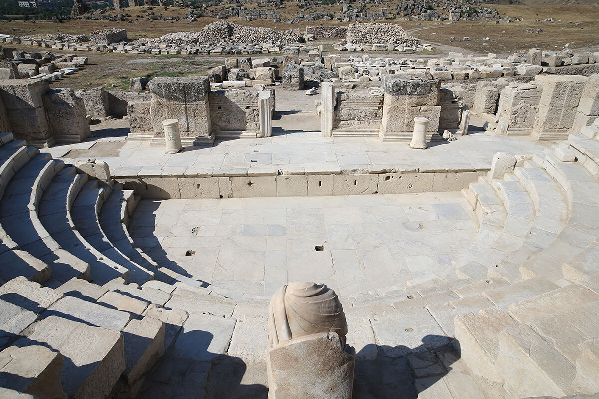 Gezilerin yönünü değiştirecek... Şehrin kalbi keşfedildi! Laodikya'da 2050 yıllık meclis binası meydana çıktı - 1. Resim