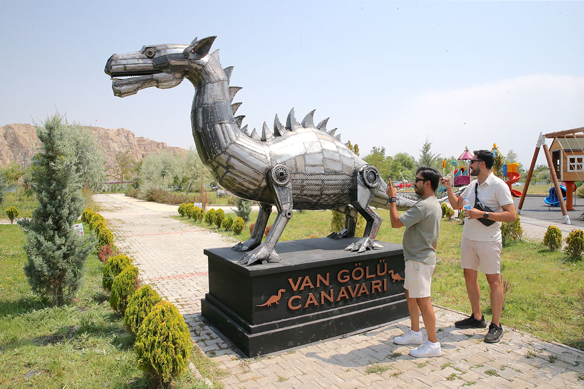 Hurdaları şehrin efsane canavarına dönüştürdü, binlerce lira kazandı Hurdaları şehrin efsane canavarına dönüştürdü, binlerce lira kazandı - 1. Resim